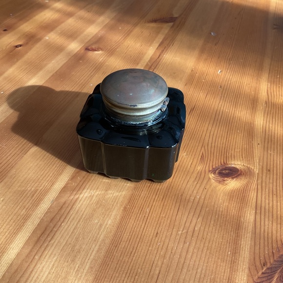 ANTIQUE EMERALD GREEN GLASS INKWELL BRASS CAP VERY SCARCE TO FIND! - Picture 4 of 15